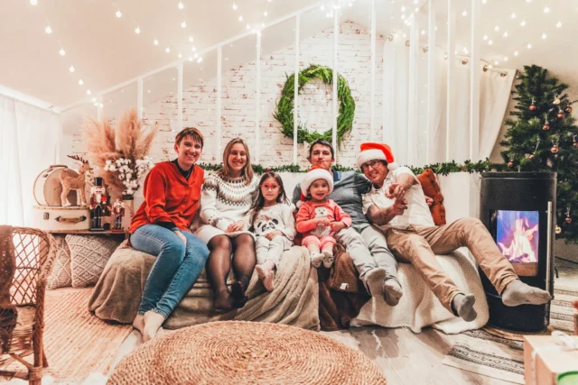 Après une première journée intense de séances de noël, quel bonheur de retrouver son petit frère et sa compagne pour une séance de noël familiale improvisé.

📷Je suis Kévin Nicouleaud, Photographe de mariage depuis 2012, et spécialiste de la naissance, et la famille depuis 2021.

🏠 HomeStudio situé à Nueil-Sur-Layon, Pays De La Loire, France en Maine-et-Loire
- 15 min de Vihiers et Doué la fontaine,
- 20 min de Saumur et Cholet
- 30 min d'Angers et Bressuire

Information & réservation 
www.kevinnicouleaud.fr

#photographe #photographesaumur #photographecholet #photographebebe #photographenouveaune #photographebébé #babyphotography #babyphotographer #maineetloire #lyshautlayon #photo 

#blackmonday #solde #bonneaffaire #paschere #cadeau #noel2024 #ideecadeau