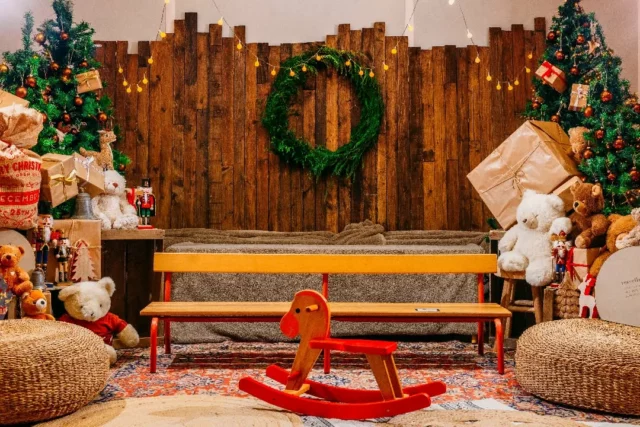 🎄Demain sera le dernier jour d'école.🎒

✨Pour l'occasion,  cette après midi en collaboration avec l'école publique Jean de la Fontaine de Nueil-sur-Layon, j'ai monté spécialement un décor de Noël pour les 65 élèves. 

🎁🎁 Au programme de ce vendredi, des photos de groupe des classes pour immortaliser cette fin d'année scolaire en mode pull de Noël, avec féérie et authenticité.

📷Je suis Kévin Nicouleaud, Photographe de mariage depuis 2012, et spécialiste de la naissance, et la famille depuis 2021.

🏠 HomeStudio situé à Nueil-Sur-Layon, Pays De La Loire, France en Maine-et-Loire
- 15 min de Vihiers et Doué la fontaine,
- 20 min de Saumur et Cholet
- 30 min d'Angers et Bressuire

Information & réservation 
www.kevinnicouleaud.fr

#photographe #photographesaumur #photographecholet 
#photodenoel #noel2024