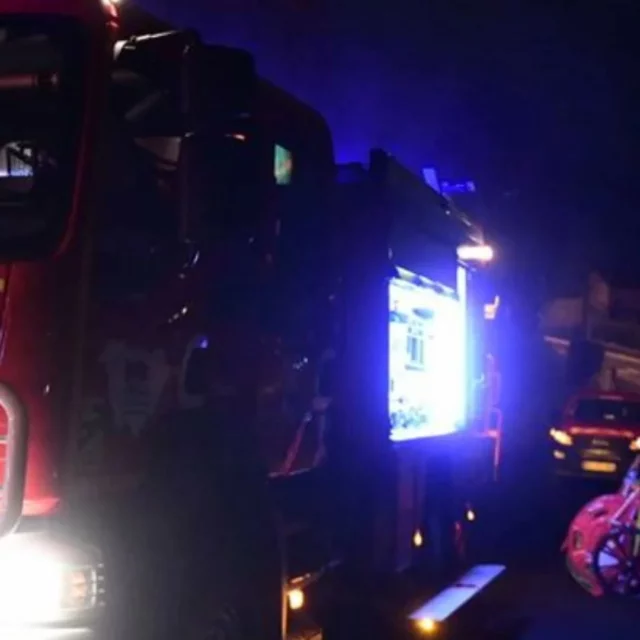 🚒🚒IMPORTANT 🚒🚒 
Cher client et Nueillais, en soirée aujourd'hui entre 19h50 et 20h30 certains ont pu apercevoir les pompiers en intervention à notre habitation et au studio.

❤️Vous êtes plusieurs à nous transmettre des messages inquiets , avec des propositions pour nous apporter leur aide. C'est pourquoi pour rassurer un maximum de personnes, je fais ce petit message.

🔥Vers 19h30, un début de feu s'est déclaré dans le tubage du poêle à bois, de notre habitation, malgré un ramonage fin octobre.

☎️ Grâce au conseil de l'agent au téléphone, le feu a pu être étouffé très rapidement.

🚒 Les pompiers sont intervenus rapidement également pour venir contrôler l'ensemble des points chauds et l'état du conduit. 

Aucun dégâts n'est à déplorer, rassurez-vous ❤️

Grand merci pour votre immense bienveillance à tous.

Kévin, Virginie et les enfants.